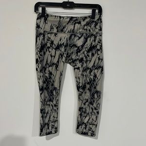 Lululemon tan/black pattern Wunder under crop leggings sz 6 20” inseam